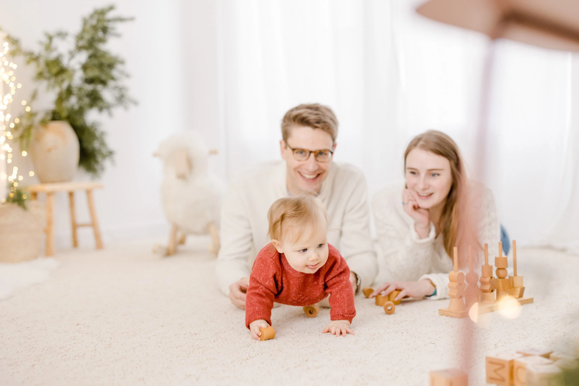 bonheur enfant sourire famille jouer avec les enfants